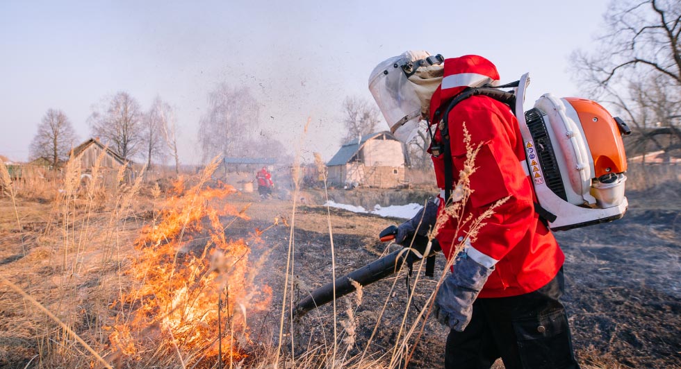 Тушение травяного пожара рядом с населённым пунктом. Фото © Юлия Петренко