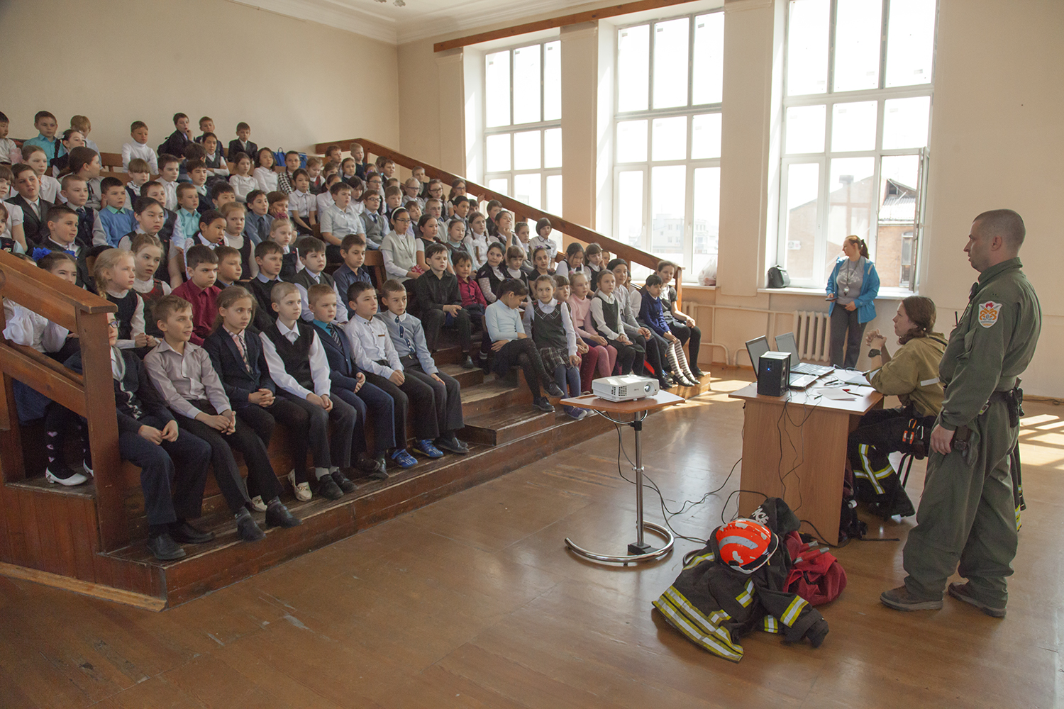 Противопожарное занятие в школе. Фото © Мария Васильева / Greenpeace